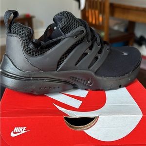 Boys Nike Prestos (size 2) never worn